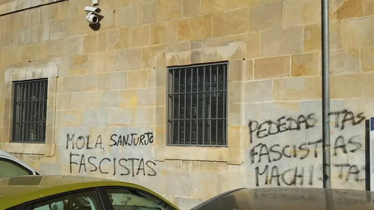 Aparecen pintadas en el edificio del Arzobispado de Pamplona. MIGUEL ÁNGEL IRIGARAY (FACEBOOK)