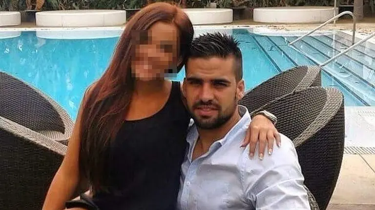 Antonio Manuel Guerrero Escudero, el guardia civil detenido en Pamplona por la presunta violación colectiva a una joven madrileña, posa junto a su pareja