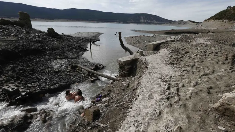 La ausencia de lluvias en los últimos meses en la Comunidad Foral comienza a cuartear la tierra del pantano de Yesa, donde las aguas descienden de forma brusca hasta dejar totalmenta al descubierto unas antiguas termas y el embalse no llega al 24% de su capacidad total. EFE/Jesús Diges