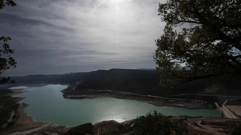 La ausencia de lluvias en los últimos meses en la Comunidad Foral comienza a cuartear la tierra del pantano de Yesa (en la imagen), las aguas descienden de forma brusca hasta dejar totalmenta al descubierto unas antiguas termas y el embalse no llega al 24% de su capacidad total. EFE/Jesús Diges