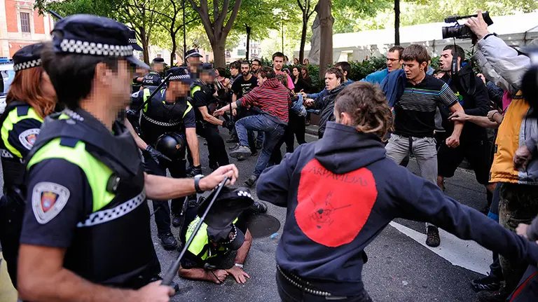 Desalojo de un edificio okupado en el Paseo Sarasate en el que varios okupas y agentes municipales han resultado heridos. MIGUEL OSÉS  (3)