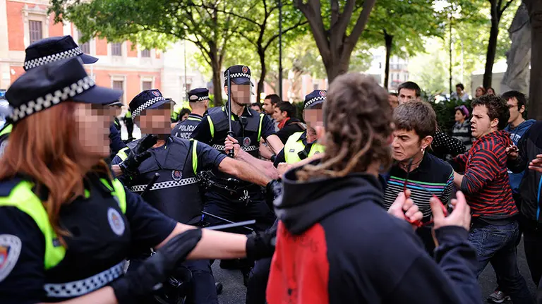 Desalojo de un edificio okupado en el Paseo Sarasate en el que varios okupas y agentes municipales han resultado heridos. MIGUEL OSÉS  (4)