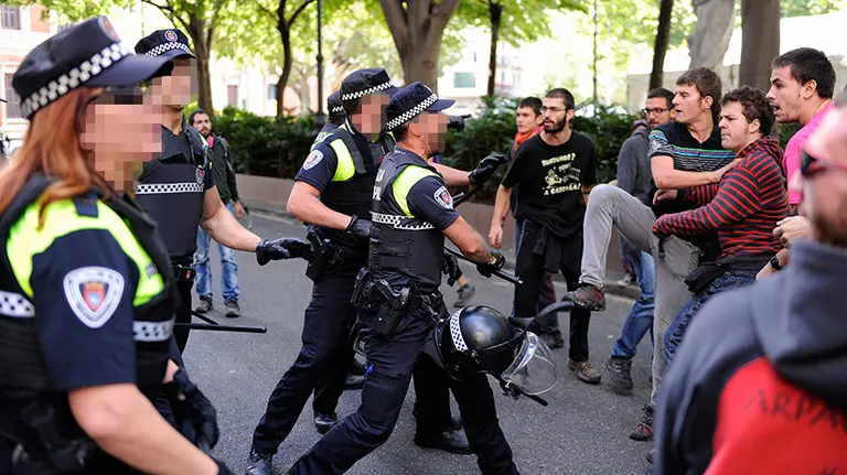 Desalojo de un edificio okupado en el Paseo Sarasate en el que varios okupas y agentes municipales han resultado heridos. MIGUEL OSÉS  (8)
