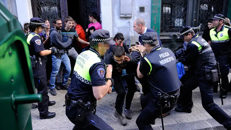Desalojo de un edificio okupado en el Paseo Sarasate en el que varios okupas y agentes municipales han resultado heridos. MIGUEL OSÉS  (15)