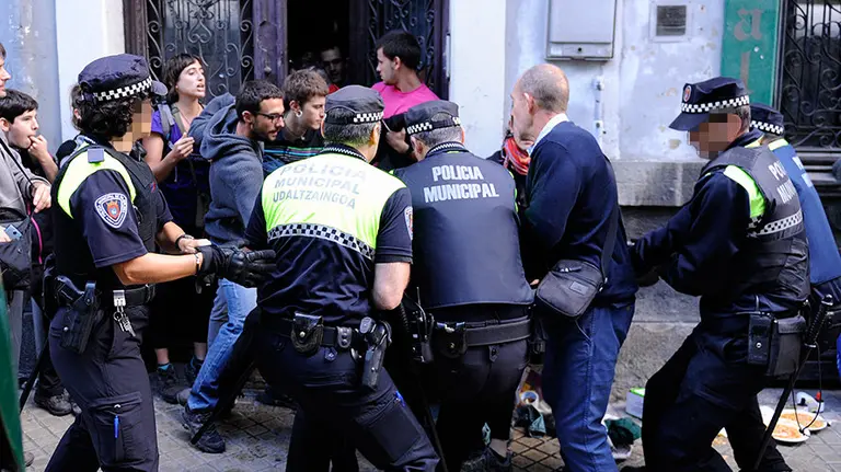 Desalojo de un edificio okupado en el Paseo Sarasate en el que varios okupas y agentes municipales han resultado heridos. MIGUEL OSÉS  (16)