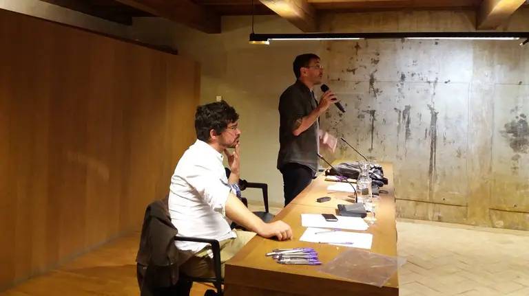 Juan Carlos Monedero durante su charla para presentar el proyecto de Podmeos Vamos CEDIDA