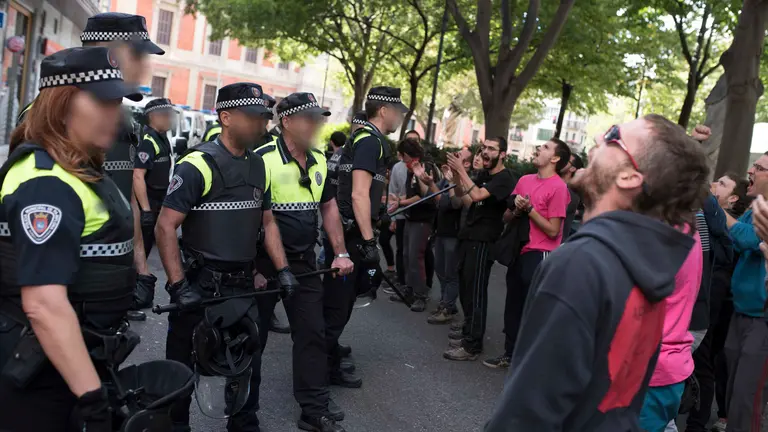 Policía municipal de Pamplona dejsaloja un edificio okupado en el Paseo Sarasate. PABLO LASAOSA (2)