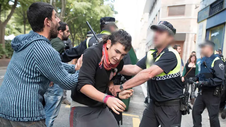 Policía municipal de Pamplona dejsaloja un edificio okupado en el Paseo Sarasate. PABLO LASAOSA (5)