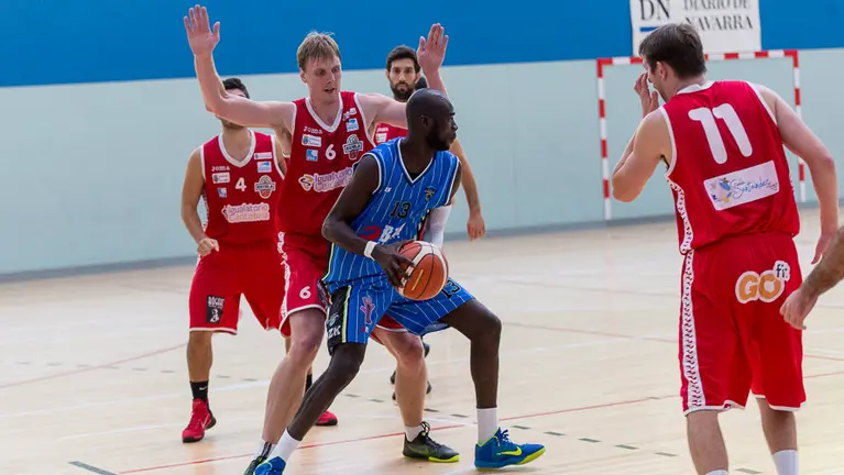 Partido de baloncesto de la liga EBA entre CB Valle de Egües y CD Estela de Cantabria (57-78) disputado en el polideportivo de Maristas en Sarrigurren (2). IÑIGO ALZUGARAY