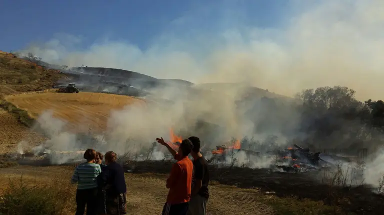 Incendio cercano a la localidad de Murillo El Cuende que ha obligado a desalojar a unas familias. POLICÍA FORAL