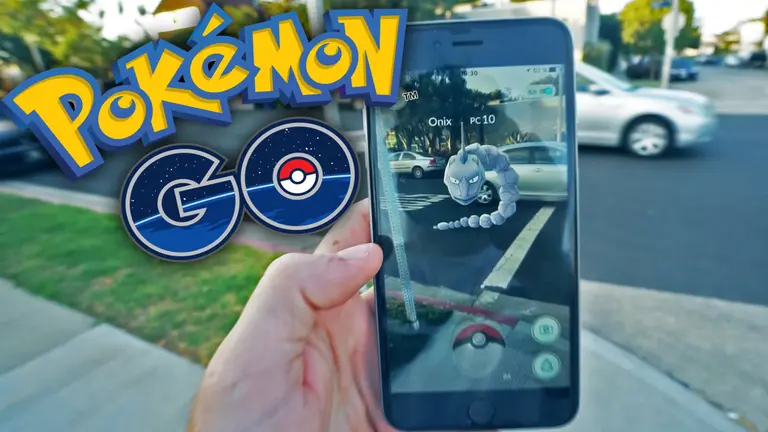 Un joven juega a Pokemon Go en la calle. ARCHIVO
