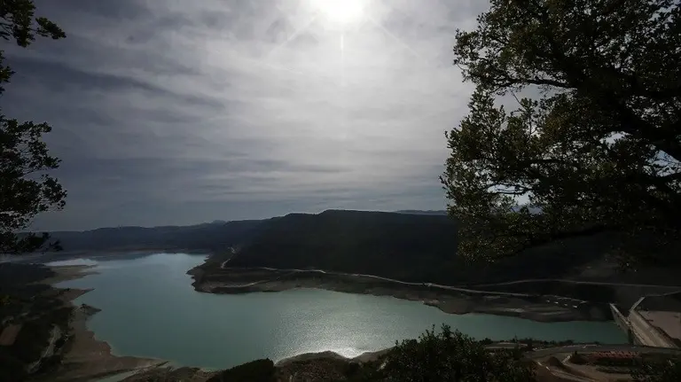 TIEMPO. La ausencia de lluvias en los últimos meses en la Comunidad Foral comienza a cuartear la tierra del pantano de Yesa (en la imagen). EFEDIGES