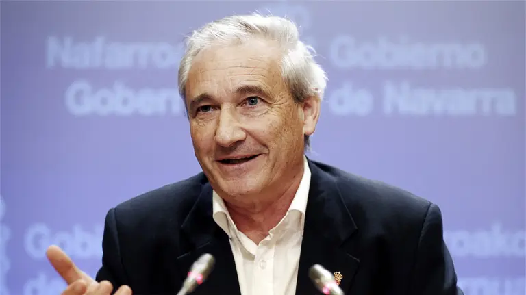 GRA193. PAMPLONA, 10/10/2016.- El consejero de Hacienda del Gobierno de Navarra, Mikel Aranburu, ha afirmado hoy que la aportación de Navarra al Estado por las cargas generales es entre 100 y 250 millones de euros superior a lo que debería. Aranburu ha comparecido en conferencia de prensa para informar de un estudio que durante año y medio ha realizado el personal de Hacienda para determinar, después de analizar todas las partidas, líneas y programas, cuáles son las competencias asumidas por Navarra, cuáles las del Estado y cuáles las compartidas, y hacer una cuantificación. EFE/Jesús Diges