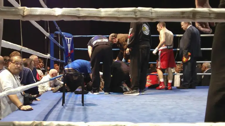 Saúl Tejada es atendido sobre la lona. Efe.