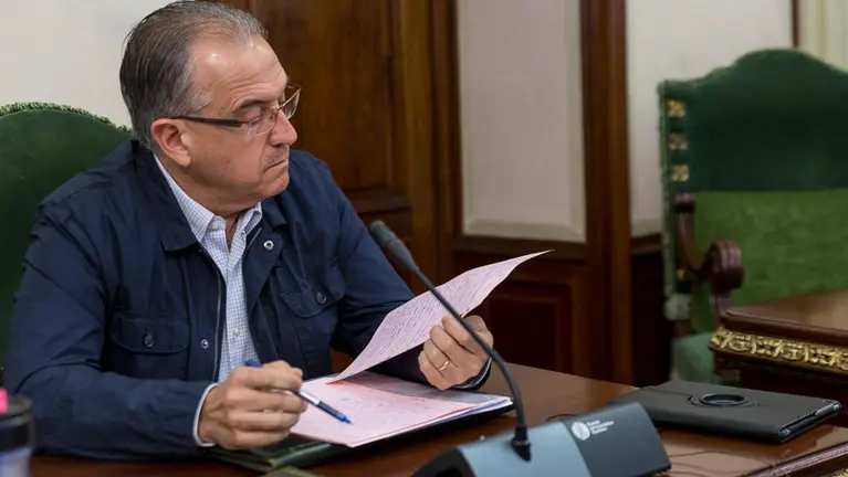 Enrique Maya (UPN) antes del inicio de la sesión ordinaria de la Comisión de Presidencia del Ayuntamiento de Pamplona (1). IÑIGO ALZUGARAY