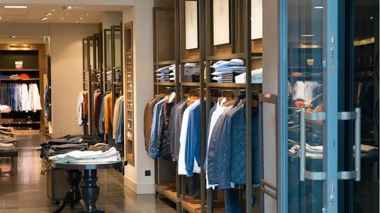 Una tienda de ropa masculina. EFE