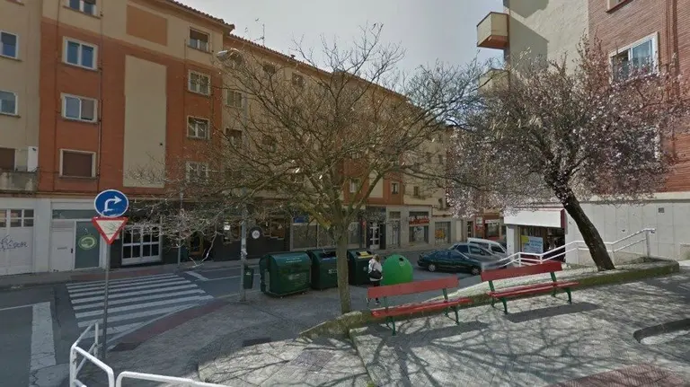 Calle Sangüesa de Pamplona y paso de cebra donde se produjo el atropello.