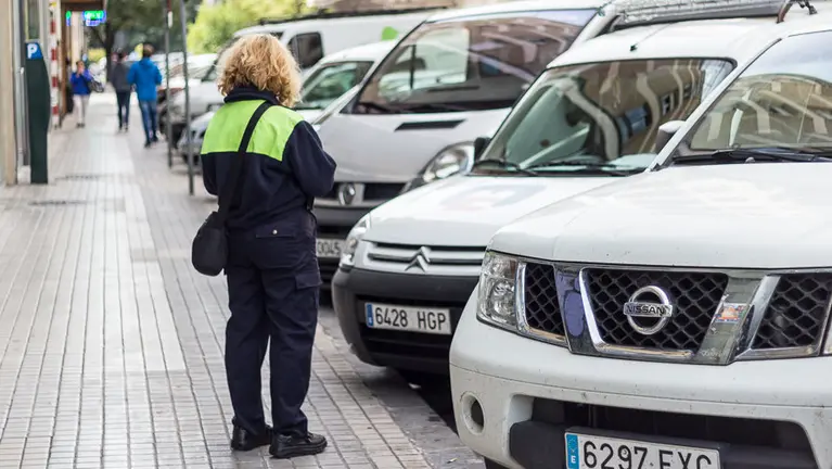 Una vigilante de la zona azul de Pamplona realiza su trabajo en el centro de Pamplona (5). IÑIGO ALZUGARAY