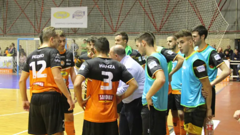 Tiempo muerto en el banquillo del Aspil Vidal. Foto Ribera Navarra FS.