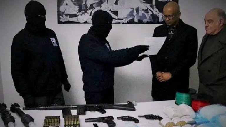 El `desarme´ que ETA escenificó ante la Comisión de Verificadores Internacionales. EL ESPAÑOL