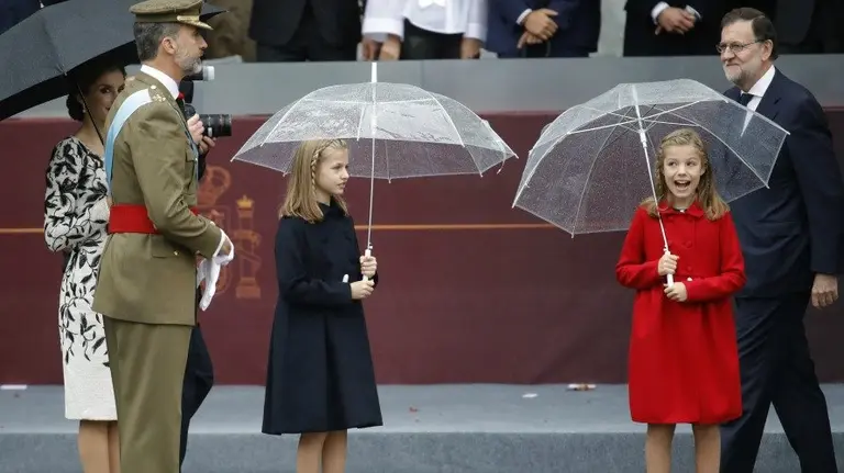 Los Reyes, acompañados por sus hijas la princesa Leonor y la infanta Sofía. EFE. JUANJO MARTÍN