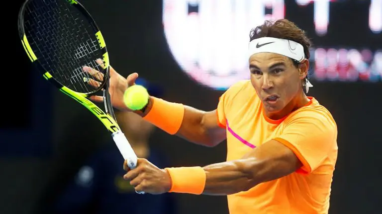 Rafa Nadal devuelve una pelota. Efe.