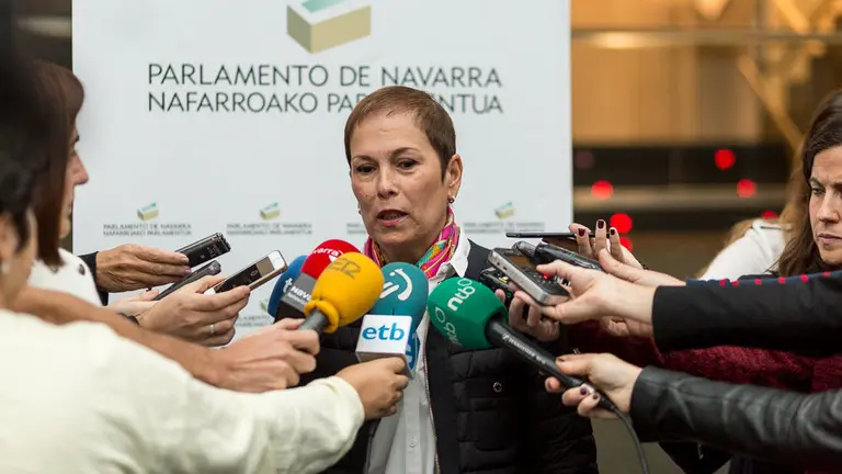 Uxue Barkos, presidenta del Gobierno, antes del inicio del pleno del Parlamento de Navarra. IÑIGO ALZUGARAY