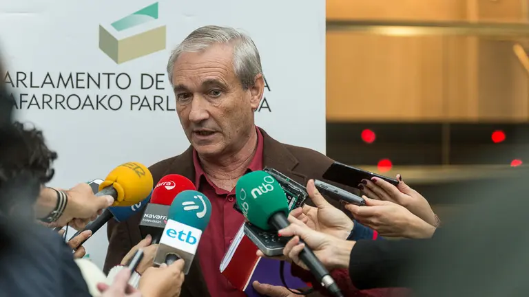 Mikel Aramburu, consejero de Hacienda y Política Financiera, antes del inicio del pleno del Parlamento de Navarra (1). IÑIGO ALZUGARAY