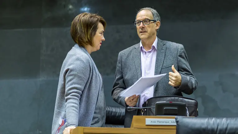 Ainhoa Aznárez, presidenta de la cámara, y Adolfo Araiz (EH Bildu) antes del inicio del pleno del Parlamento de Navarra (1). IÑIGO ALZUGARAY