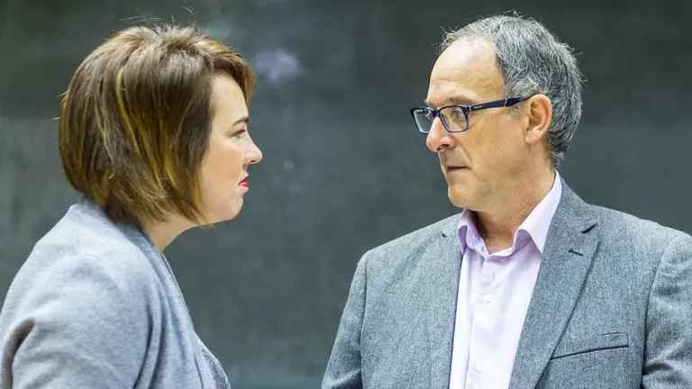 Ainhoa Aznárez, presidenta de la cámara, y Adolfo Araiz (EH Bildu) antes del inicio del pleno del Parlamento de Navarra (3). IÑIGO ALZUGARAY