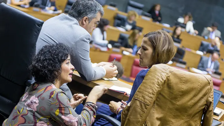 María Inmaculada Jurío, Santos Cerdán y María Chivite (PSN) en el pleno del Parlamento de Navarra (1). IÑIGO ALZUGARAY