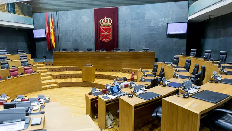 Miguel Laparra, vicepresidente de Derechos Sociales, antes del inicio del pleno del Parlamento de Navarra (1). IÑIGO ALZUGARAY