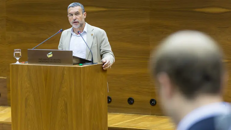 Miguel Laparra, vicepresidente de Derechos Sociales, en el pleno del Parlamento de Navarra (5). IÑIGO ALZUGARAY