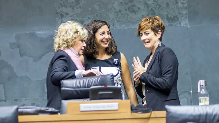 Miren Aranoa (Geroa Bai), Laura Pérez (Podemos) y Bakartxo Ruiz (EH Bildu) antes del inicio del pleno del Parlamento de Navarra (1). IÑIGO ALZUGARAY