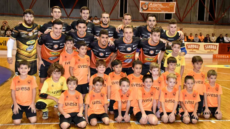 Plantilla del Aspil Vidal con un grupo de chavales en Tudela.