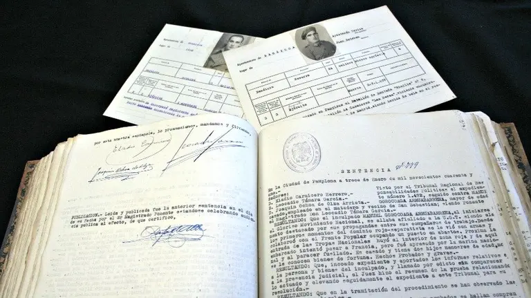 Dos fichas de combatientes y uno de los libros de sentencias de la Guerra Civil.
