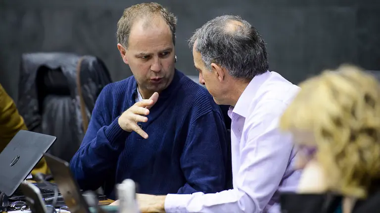 Los Parlamentarios de EH Bildu, David Anaut y Adolfo Araiz hablan en un pleno del Parlamento de Navarra. PABLO LASAOSA
