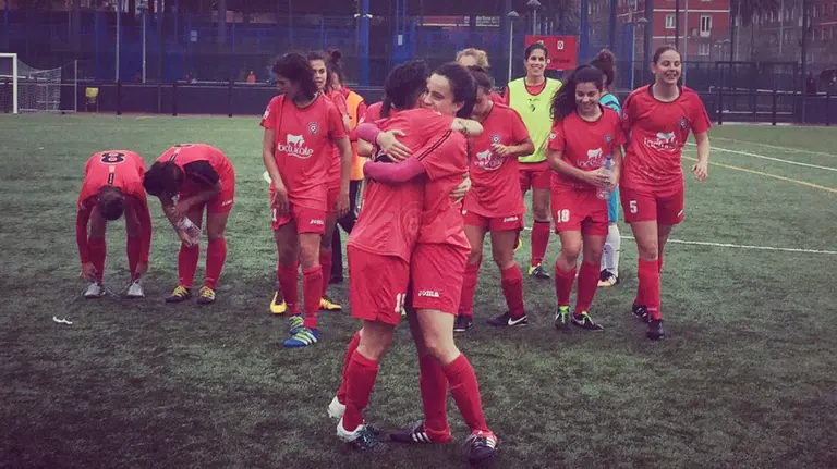 Las jugadoras del Mulier FCN celebran su victoria en Bilbao.