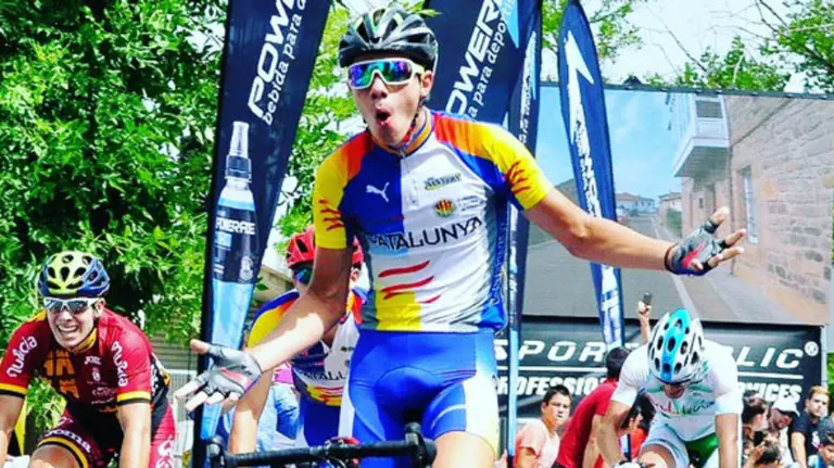 Álex Jaime entra vencedor en una etapa. Foto Lizarte.