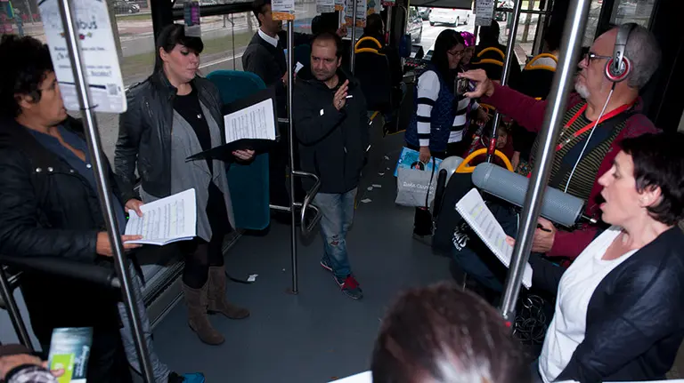La Coral de Cámara de Pamplona se sube en el Kulturbus para promocionar su actuación del sábado en Barañain. MIGUEL OSÉS jpg (8)