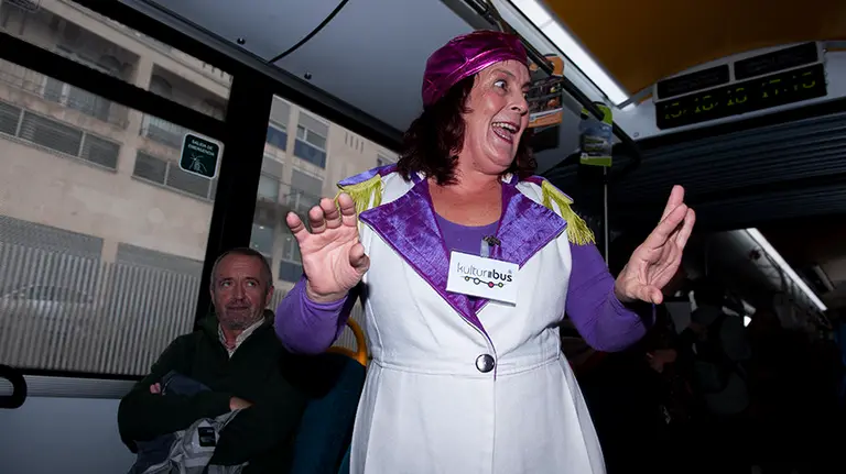 La Coral de Cámara de Pamplona se sube en el Kulturbus para promocionar su actuación del sábado en Barañain. MIGUEL OSÉS jpg (10)