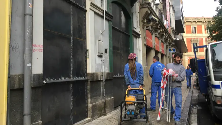Sueldan las puertas del edificio de Sarasate tras el desalojo de los 'okupas'.  NAVARRA.COM