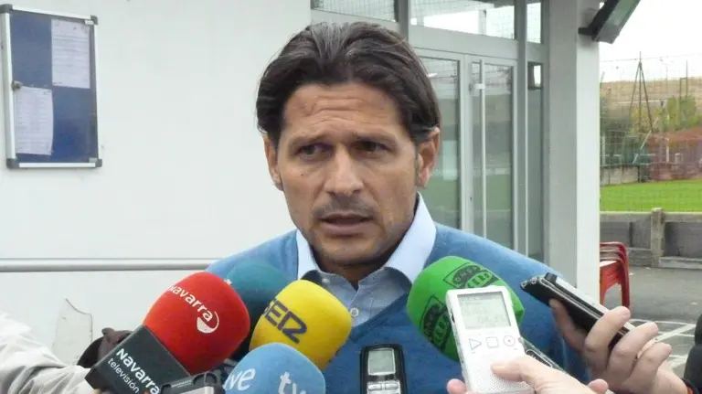 Vasiljevic atiende a los periodistas en el parking de Tajonar.