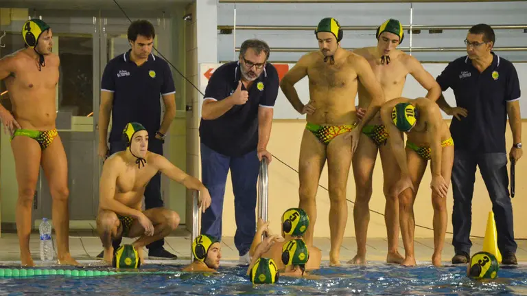 Manel Silvestre ahbla con sus jugadores en un tiempo muerto.