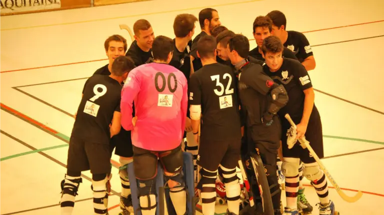 Tiempo muerto de los jugadores del Iruña hockey patines.