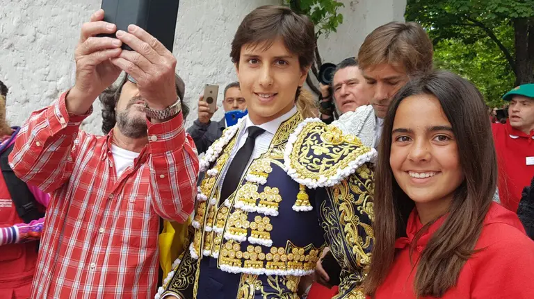 Nerea Frommknecht se fotografía junto a su ídolo, el matador Andrés Roca Rey, en la Feria del Toro de 2016 en Sanfermines. CEDIDA (1)