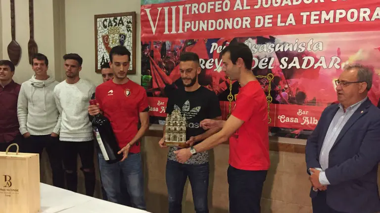 Roberto Torres recibe el trofeo de la peña Reyno del Sadar.