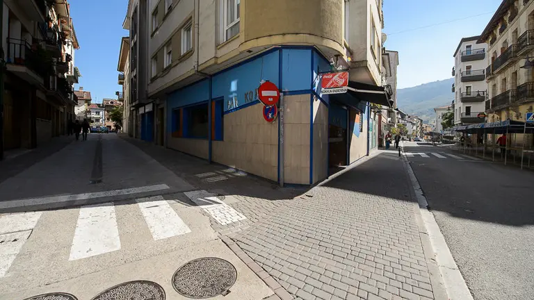 Lugar donde se inció el linchamiento a los guardias civiles destinados en Alsasua. PABLO LASAOSA 03