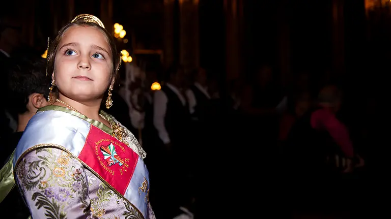 Desfile de los grupos de Casas Regionales y recepción en el Gobierno de la consejeria  con motivo de la XXVIII Semana cultural. MIGUEL OSÉS (11)