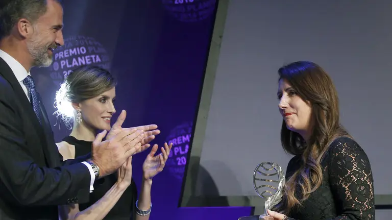 La ganadora de la 65 edición del Premio Planeta, la escritora Dolores Redondo (d), acompañada por los Reyes. EFE/ Andreu Dalmau.
